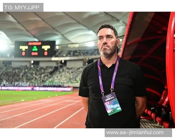 老友重聚亚泰主帅苏亚雷斯与国安队工作人员深情相拥展现友谊之情