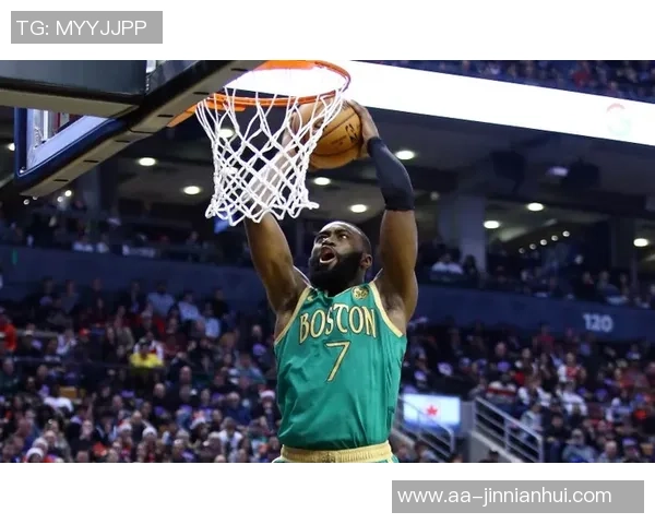 杰伦布朗半场表现出色16投7中贡献16分5篮板3助攻正负值高达22