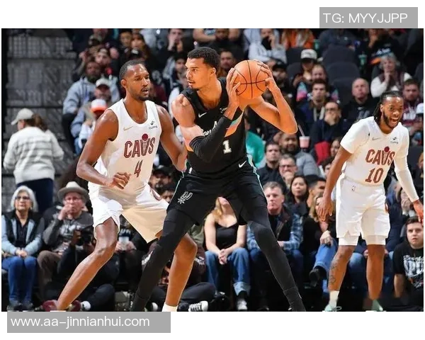 文班亚马解析关键三分球战术强调避免盲目突入人群造成复杂局面